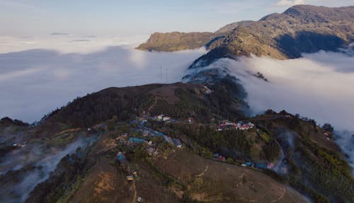 Foto stok gratis bangunan, Desa, di atas awan