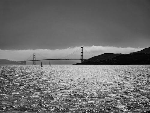 Fotobanka s bezplatnými fotkami na tému čierny a biely, Golden Gate Bridge, malé plachetnice