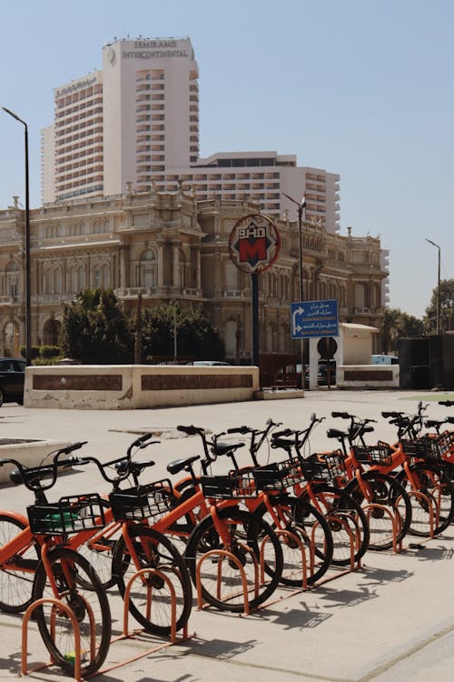 Fotos de stock gratuitas de alquiler de bicicletas, arquitectura moderna, calle