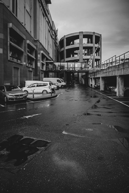 Free Dramatic black and white urban scene with city streets and cars in Istanbul, Türkiye. Stock Photo