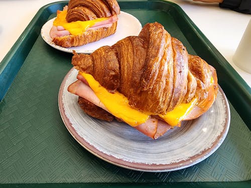 Bandeja de desayuno con dos Croissant de Jamón y Queso