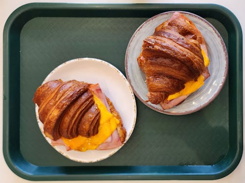 Vista superior de bandeja de desayuno con dos Croissant de Jamón y Queso