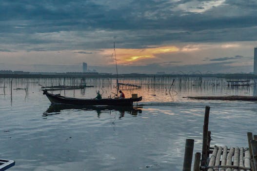 日落时分，雅加达附近水域的渔民在船上呈现出一片宁静景色