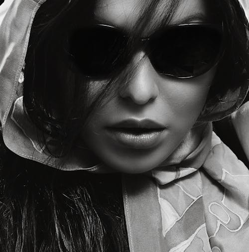 Güneş gözlüğü, Kadın, kapatmak içeren Ücretsiz stok fotoğraf