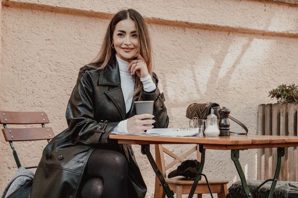 Cliente feliz con café