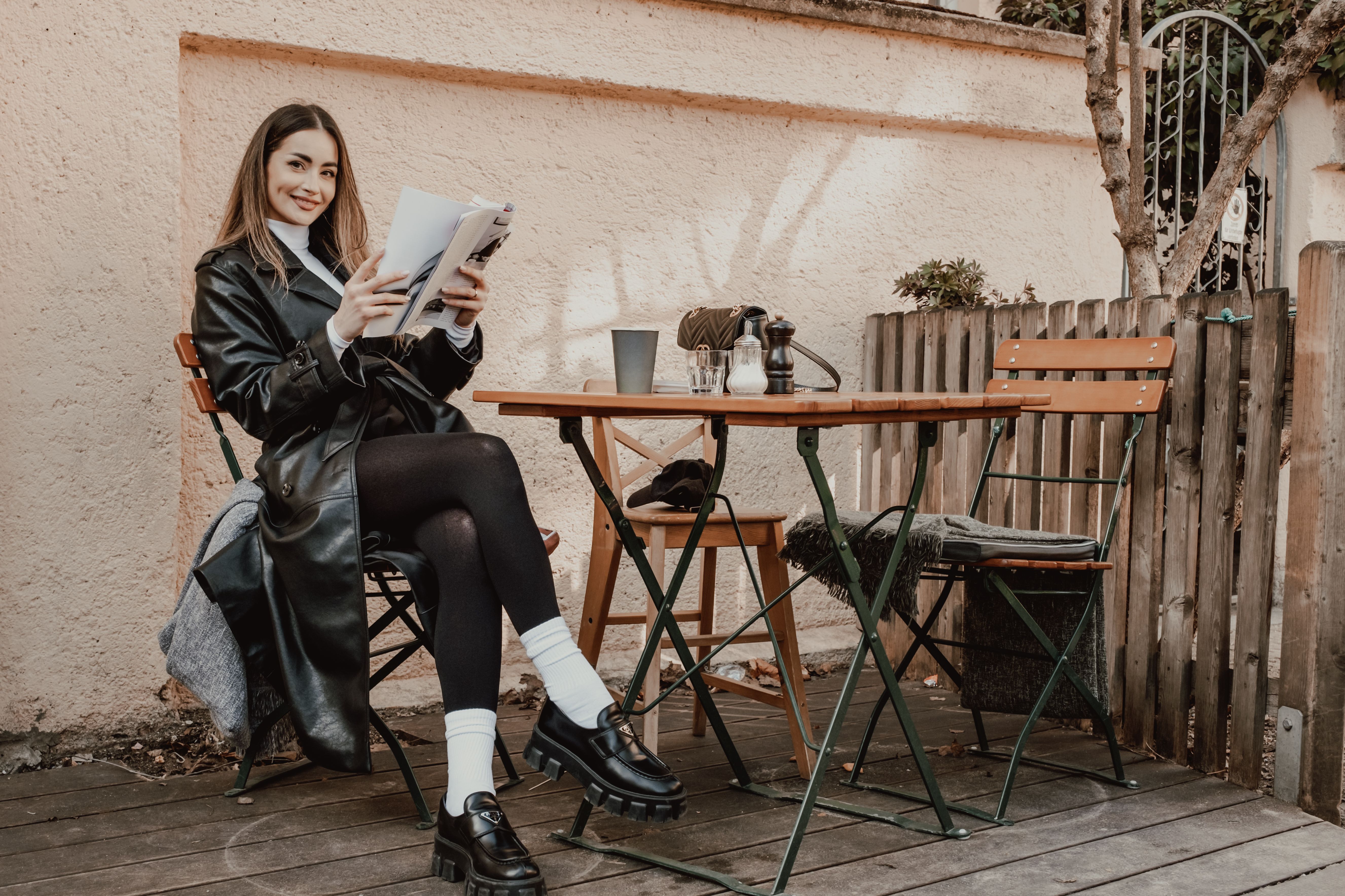 Le Précis d’un Matin Français : Comment la Qualité de Votre Nuit Façonne Votre Tenue Assortie et Vot