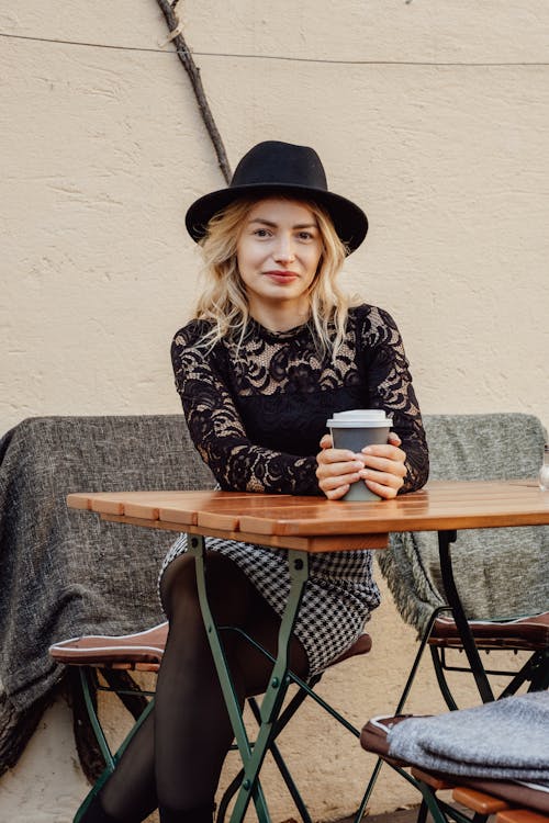Základová fotografie zdarma na téma blond vlasy, káva, klobouk