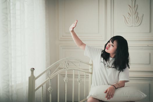 在舒适的卧室里，女人享受着阳光，表达出放松与和平