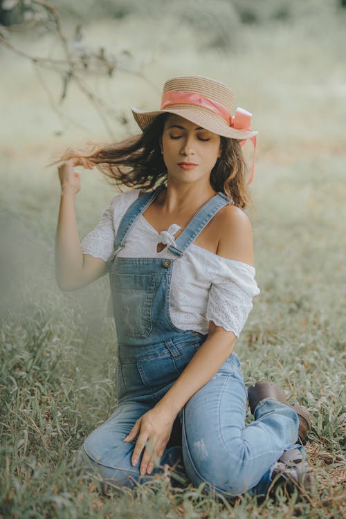 Kostenloses Stock Foto zu cowgirl, draußen, entspannung