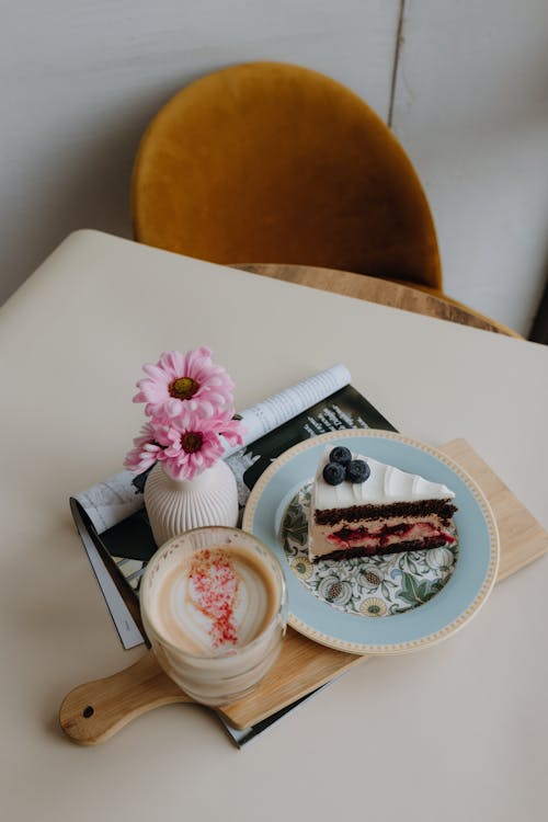 Kostnadsfri bild av blommor, bord, cappuccino