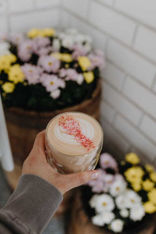 Immagine gratuita di bicchiere, caffè, fiori