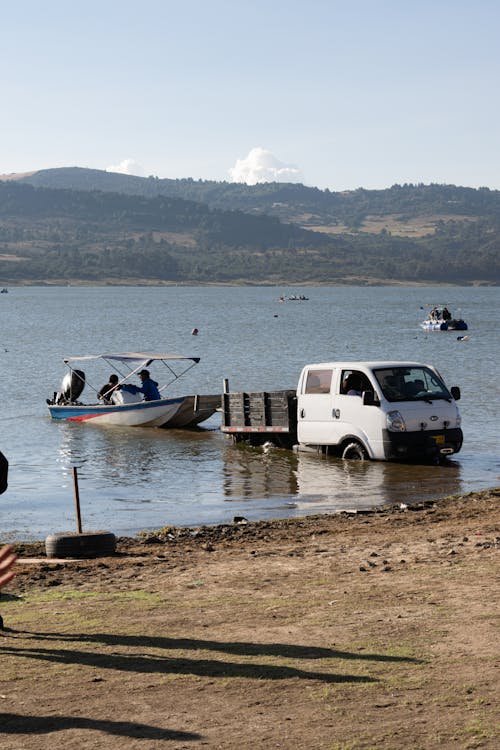 Foto profissional grátis de beira do lago, caminhão, carro