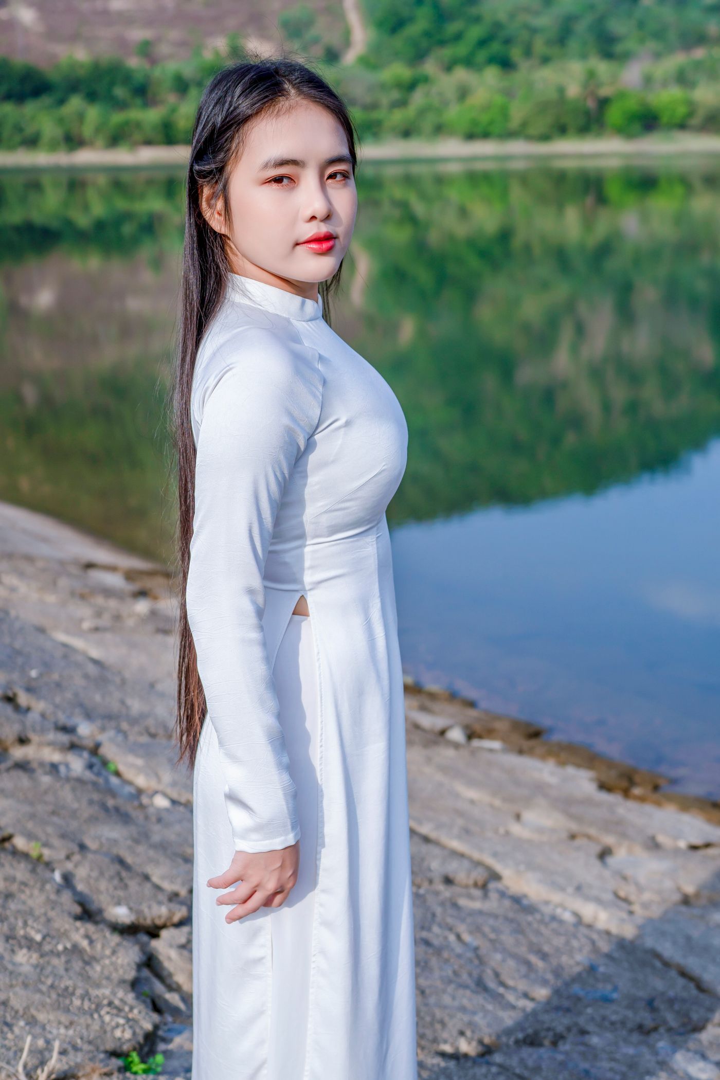 Mulher elegante com vestido em ambiente natural
