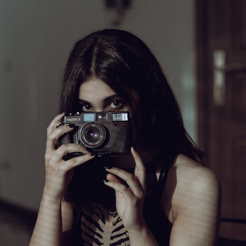 Základová fotografie zdarma na téma analogový fotoaparát, brunetka, čtvercový formát