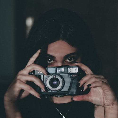 Základová fotografie zdarma na téma analogový fotoaparát, brunetka, čtvercový formát