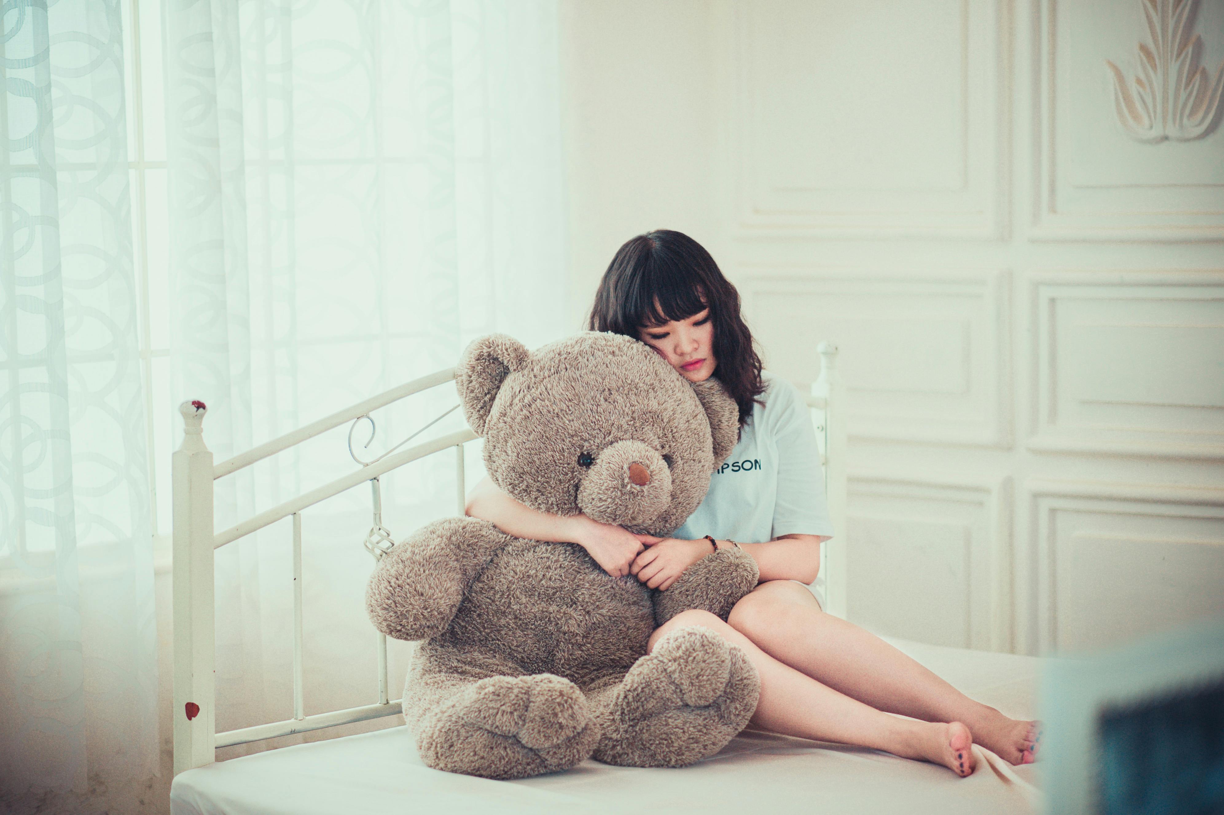 A teenage girl hugging her teddy bear. | Photo: Pexels