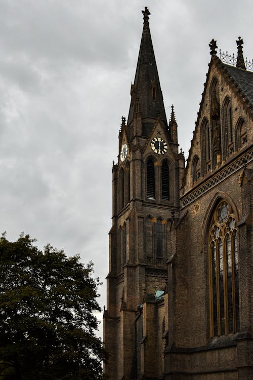 Foto profissional grátis de arquitetura gótica, basílica de santa ludmila, católico