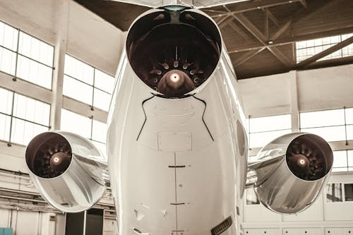 Darmowe zdjęcie z galerii z hangar, odrzutowiec, samolot