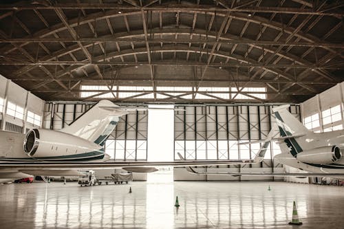 Foto d'estoc gratuïta de avions, hangar, motors
