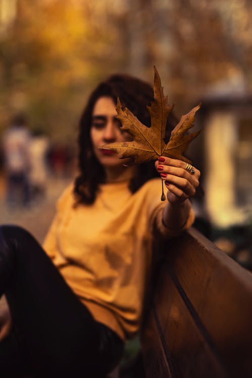 Een Meisje In Het Park In De Herfst