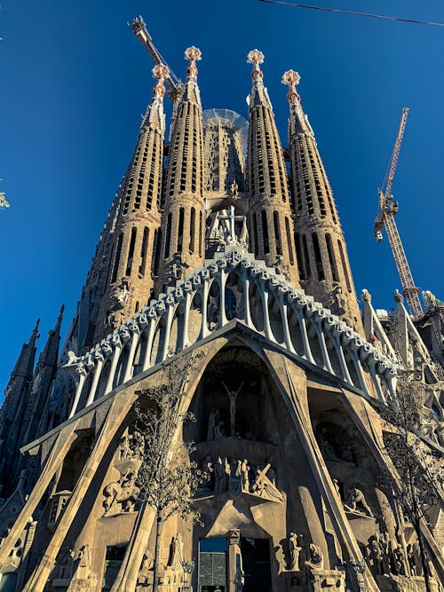 Безкоштовне стокове фото на тему «sagrada familia, Барселона, вертикальні постріл»