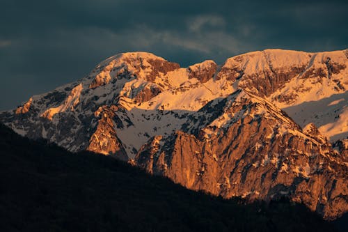 The sun sets over the mountains in this photo