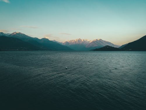 Immagine gratuita di cielo sereno, lago, montagne