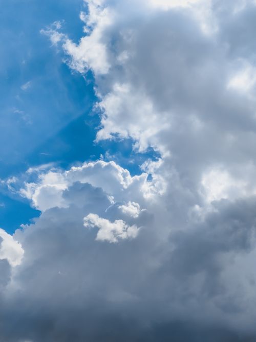 Free Vivid blue sky with dramatic cumulus clouds, creating a serene and majestic atmosphere. Stock Photo