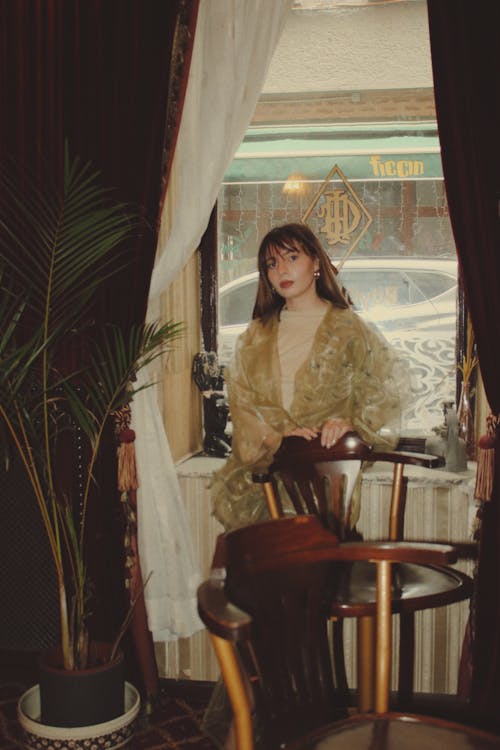 Darmowe zdjęcie z galerii z fotografia mody, kobieta, krzesło