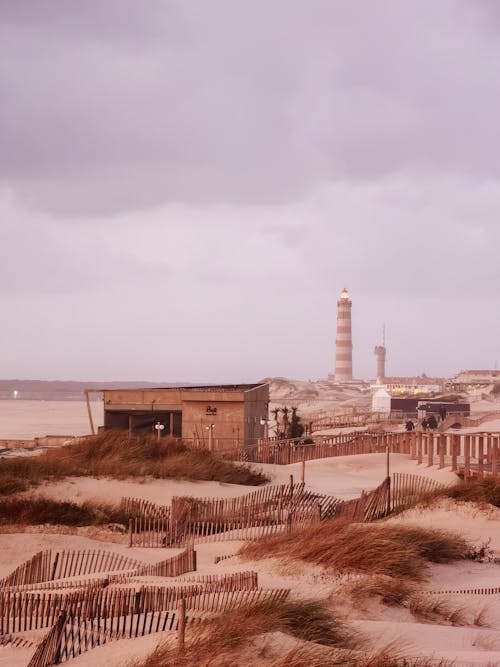 bina, çit, deniz feneri içeren Ücretsiz stok fotoğraf