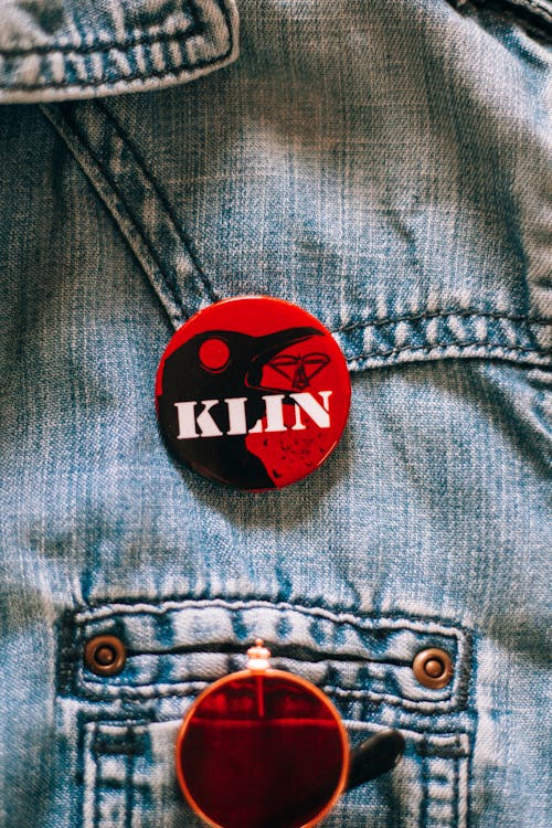 A pin with the word klin on it