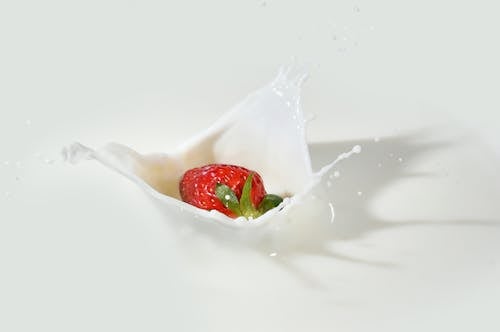Free Erdbeertropfen Auf Milch Stock Photo
