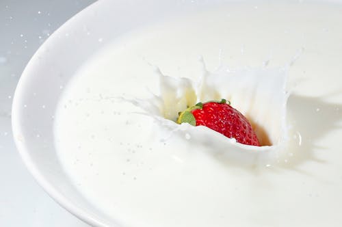 우유에 딸기 과일