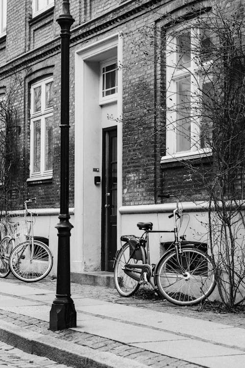 Foto d'estoc gratuïta de bici, blanc i negre, edifici