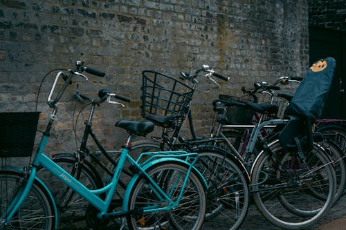 Imagine de stoc gratuită din biciclete, clădire, coșuri