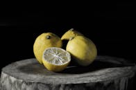 这幅乡村静物画在木制表面上描绘了新鲜的柠檬，凸显了它们鲜艳的色彩