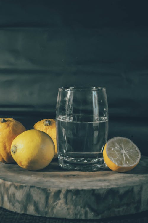 Фотография стакана рядом с лимонами
