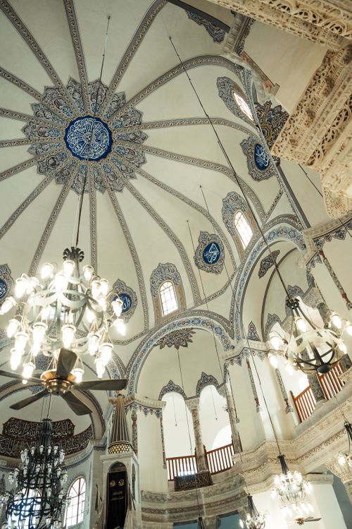 Free Elegant cathedral interior showcasing ornate ceiling design and stunning chandeliers. Stock Photo
