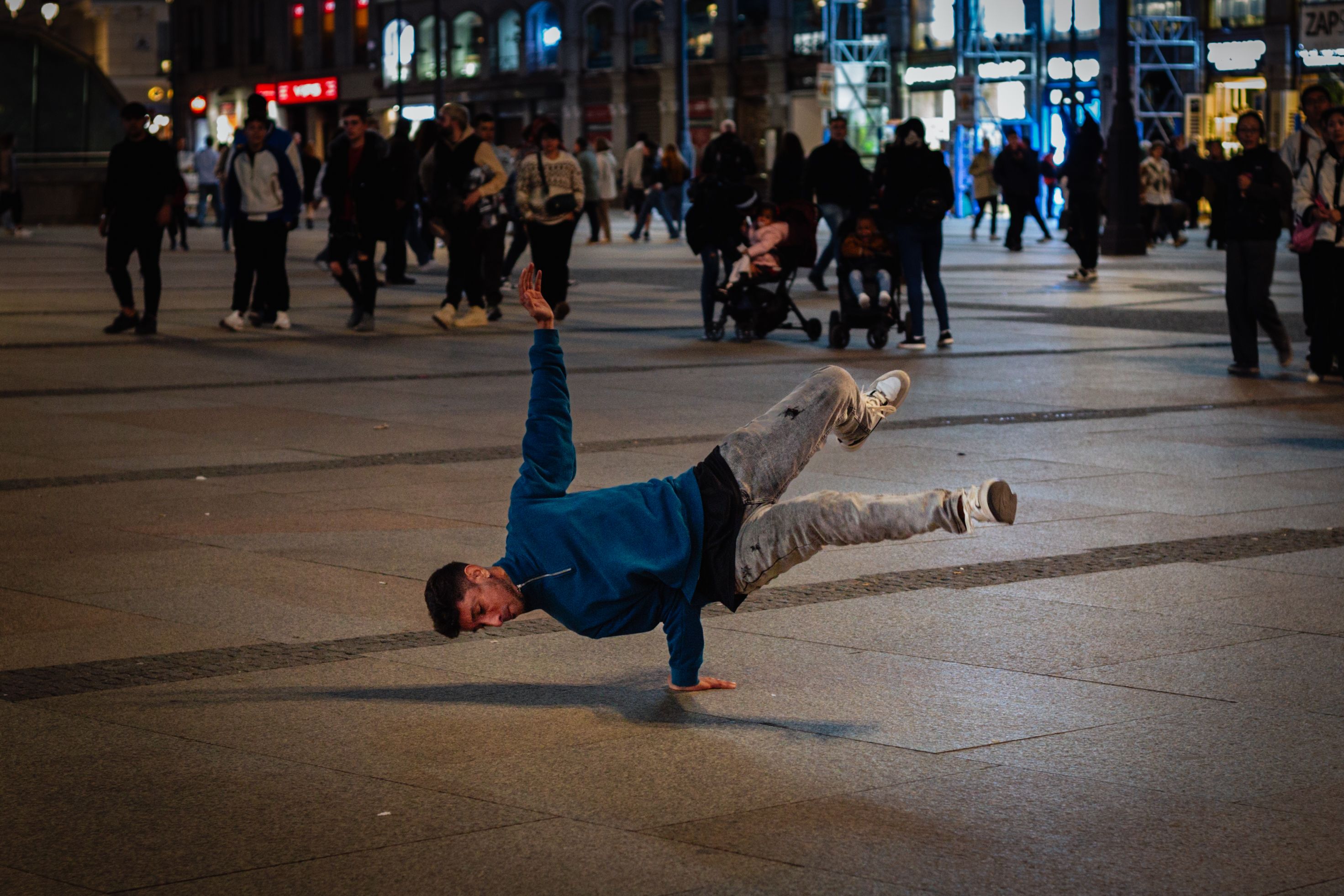 Hip-Hop Tänzer in urbaner Umgebung