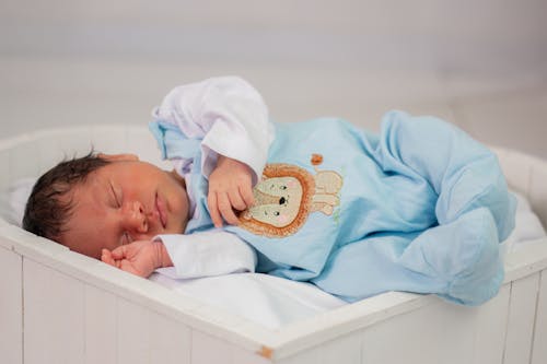 Gratis arkivbilde med baby, blå klær, hvile