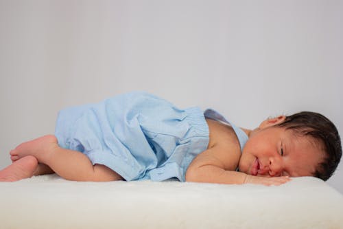 Fotos de stock gratuitas de bebé, dormido, Fondo blanco