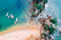 从令人惊叹的鸟瞰图中，可以看到停泊在碧绿海滩上的船只，以及风景优美的海岸线