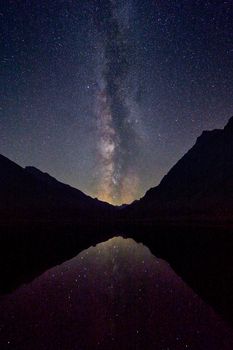 Geheimnisvoller Berg & Nacht – Weltraum Hintergrundbild