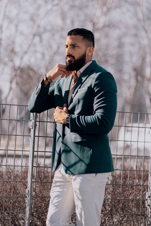 Foto profissional grátis de barba, bigode, calça branca