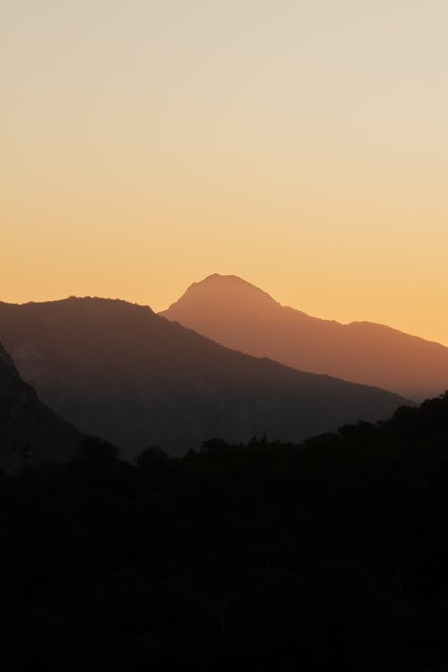 Photos gratuites de chaîne de montagnes, crépuscule, lever de soleil