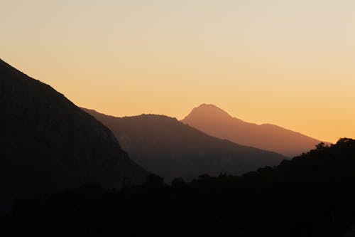 Darmowe zdjęcie z galerii z opalanie, wzgórza, zachód słońca