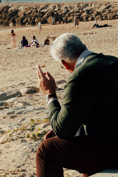 Foto profissional grátis de areia, cabelo grisalho, calça