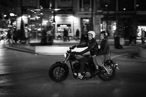 Foto stok gratis berkuda, hitam & putih, jalan-jalan kota