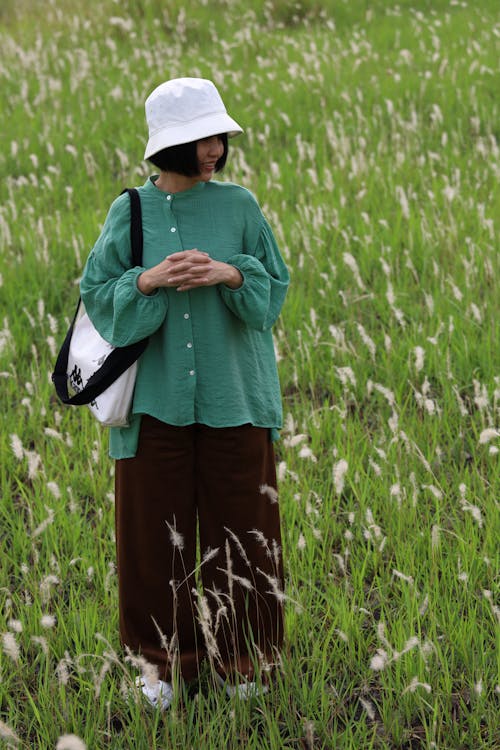 Gratis lagerfoto af asiatisk kvinde, eng, grøn skjorte