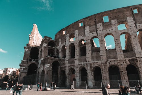 Mensen Praten Over Foto's In De Buurt Van Het Colosseum